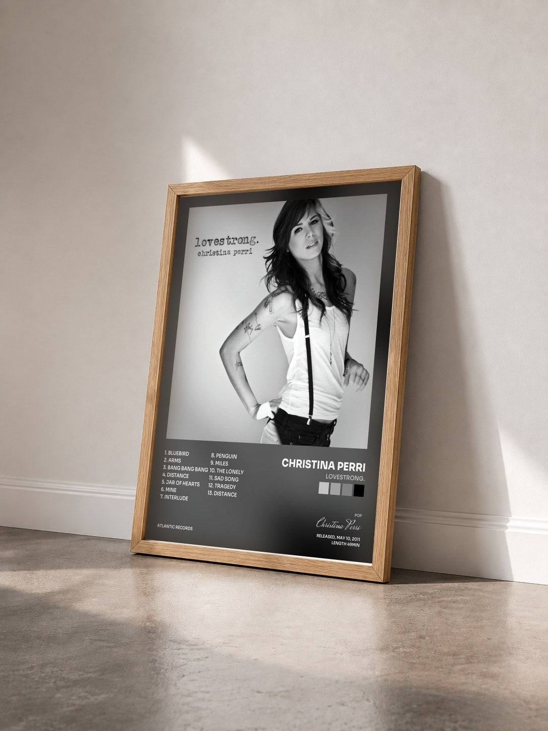 #bois Tableau de l'album lovestrong. de Christina Perri vu de trois quarts, cadre en bois brut