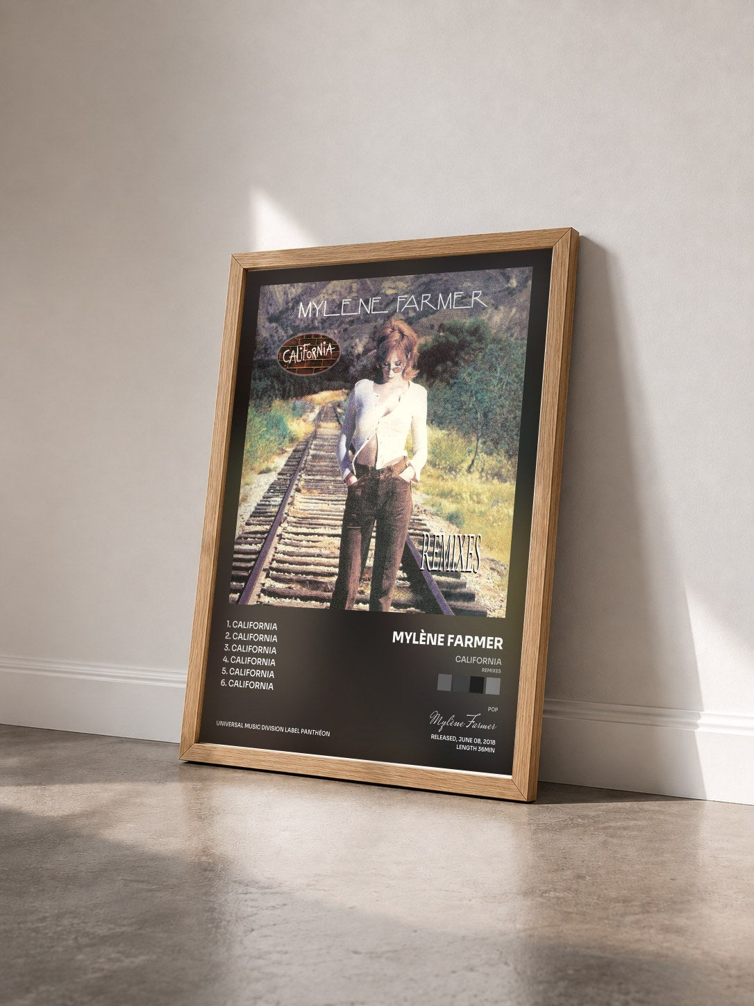 #bois Tableau de l'album California (Remixes) de Mylène Farmer vu de trois quarts, cadre en bois brut