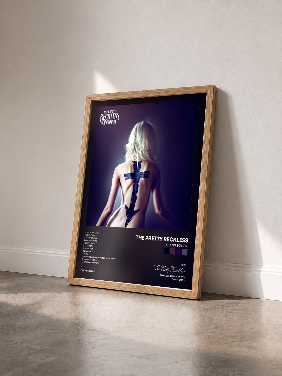 #bois Tableau de l'album Going to Hell de The Pretty Reckless vu de trois quarts, cadre en bois brut