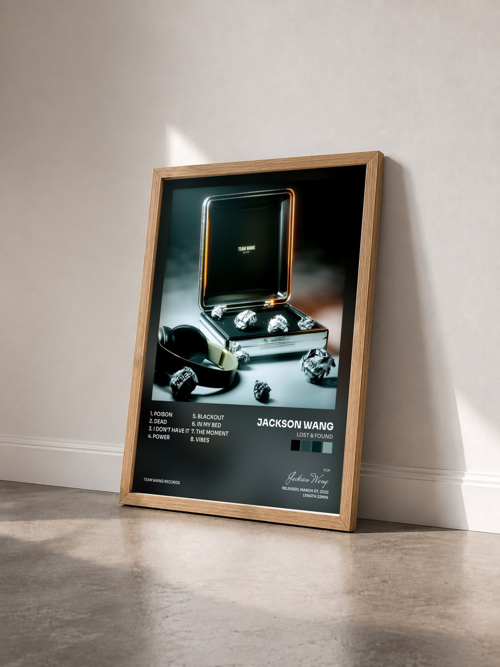 #bois Tableau de l'album LOST & FOUND de Jackson Wang vu de trois quarts, cadre en bois brut
