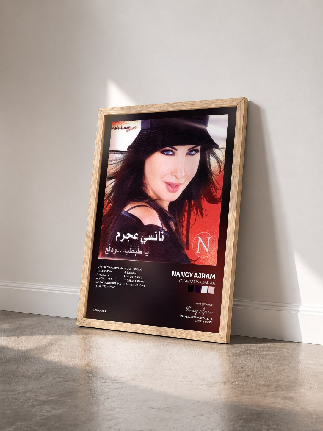 #bois Tableau de l'album Ya Tabtab Wa Dallaa de Nancy Ajram vu de trois quarts, cadre en bois brut