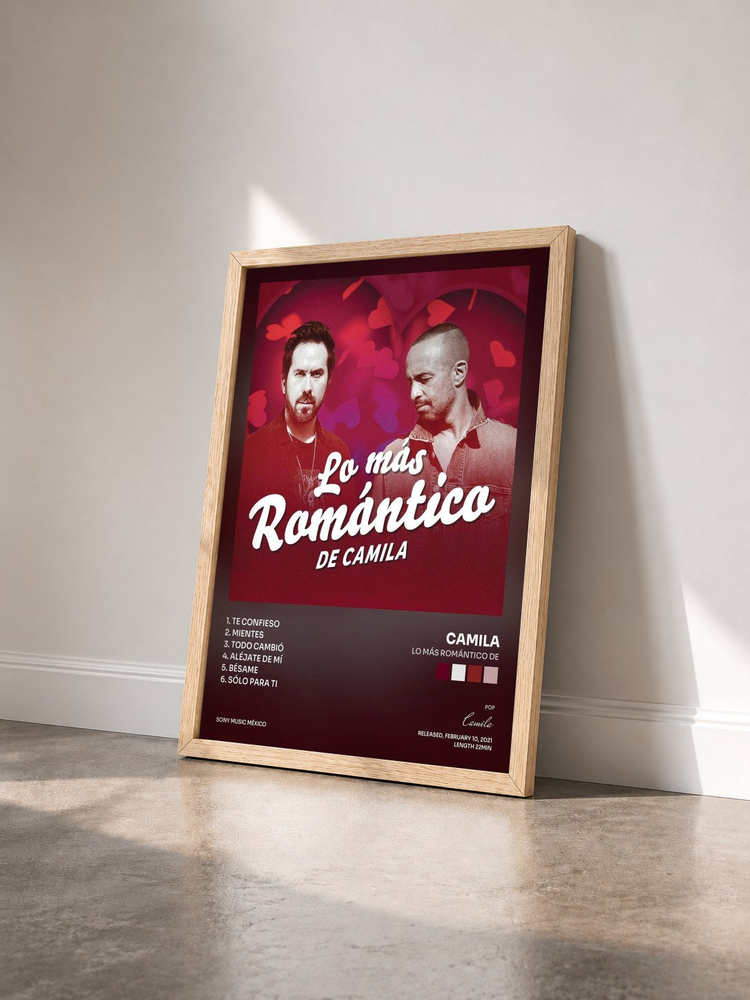 #bois Tableau de l'album Lo Más Romántico de de Camila vu de trois quarts, cadre en bois brut