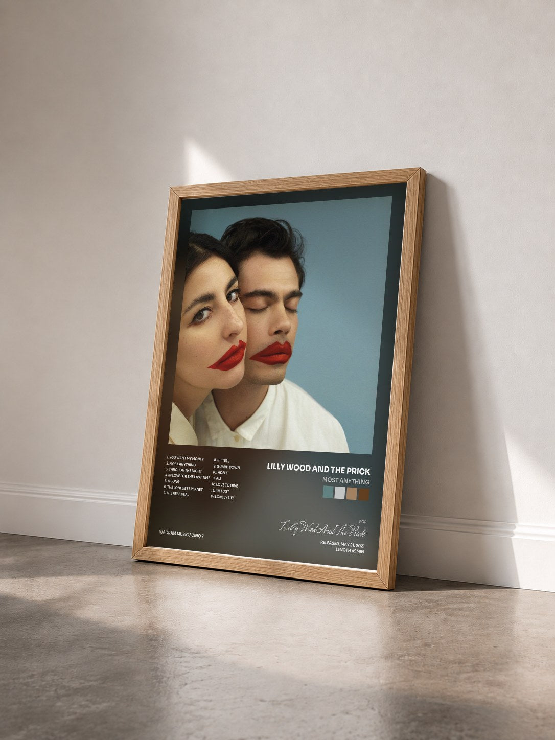 #bois Tableau de l'album Most Anything de Lilly Wood And The Prick vu de trois quarts, cadre en bois brut