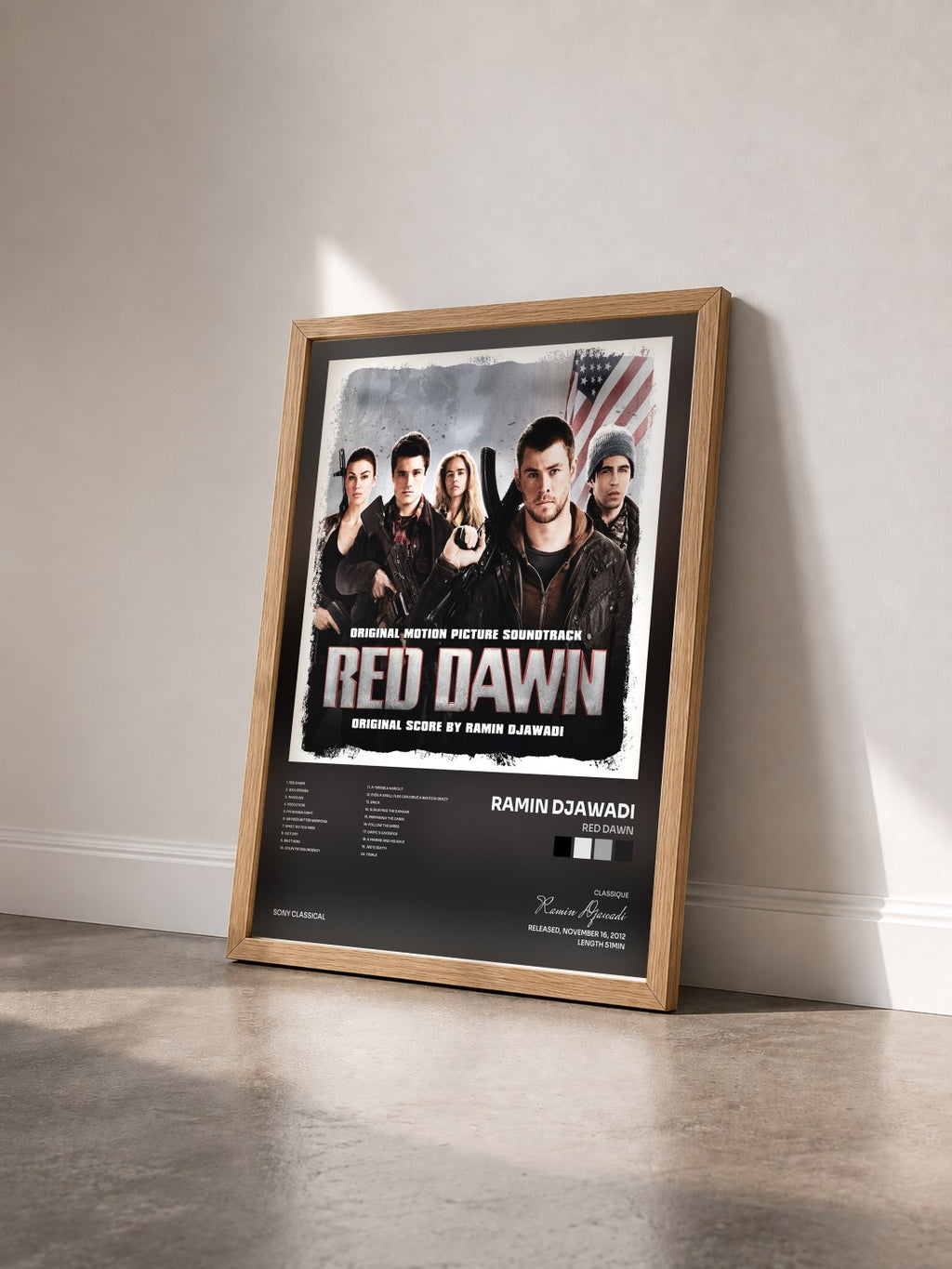 #bois Tableau de l'album Red Dawn de Ramin Djawadi vu de trois quarts, cadre en bois brut