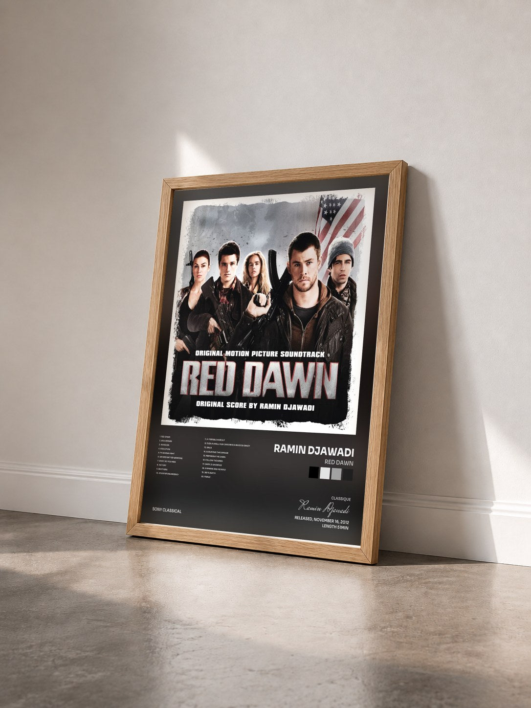 #bois Tableau de l'album Red Dawn de Ramin Djawadi vu de trois quarts, cadre en bois brut
