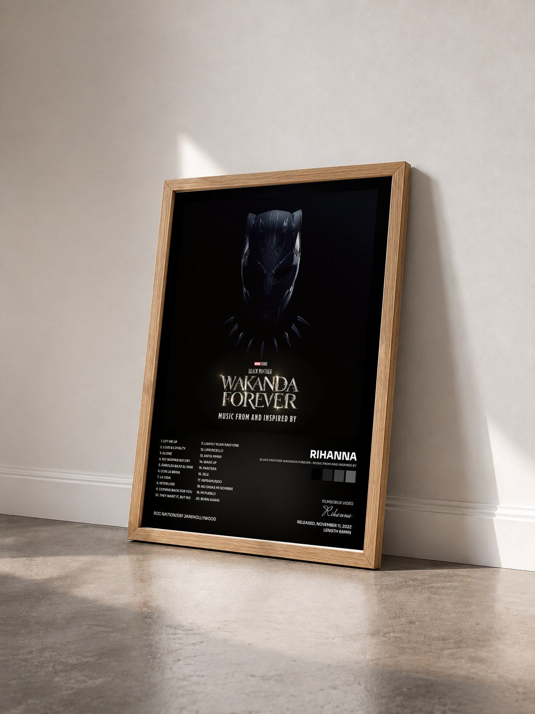 #bois Tableau de l'album Black Panther: Wakanda Forever - Music From and Inspired By de Rihanna vu de trois quarts, cadre en bois brut