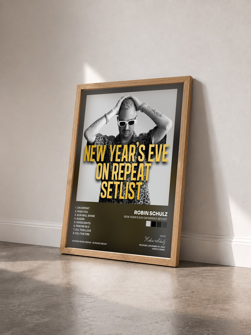#bois Tableau de l'album New Year's Eve on Repeat Setlist de Robin Schulz vu de trois quarts, cadre en bois brut