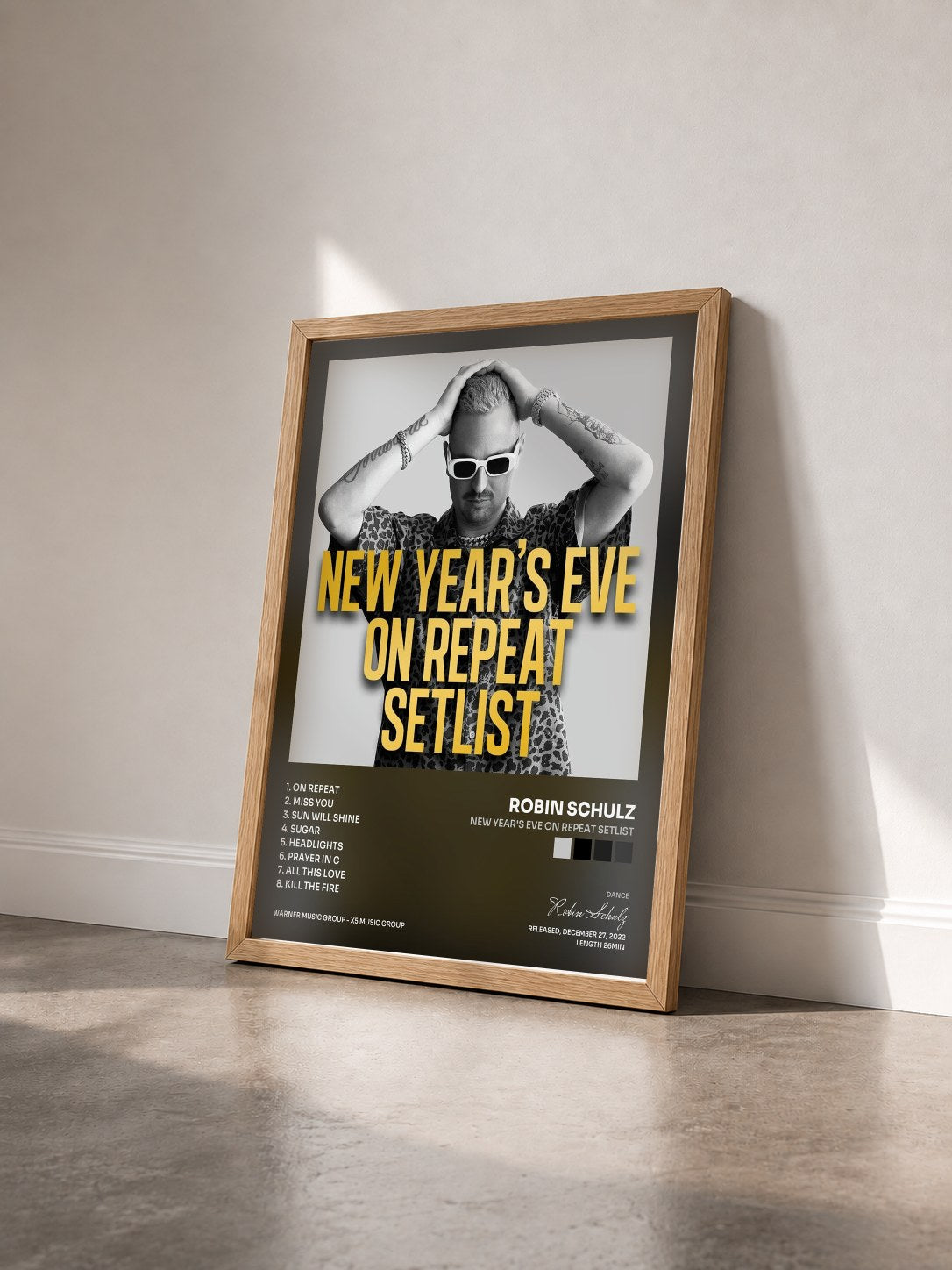 #bois Tableau de l'album New Year's Eve on Repeat Setlist de Robin Schulz vu de trois quarts, cadre en bois brut