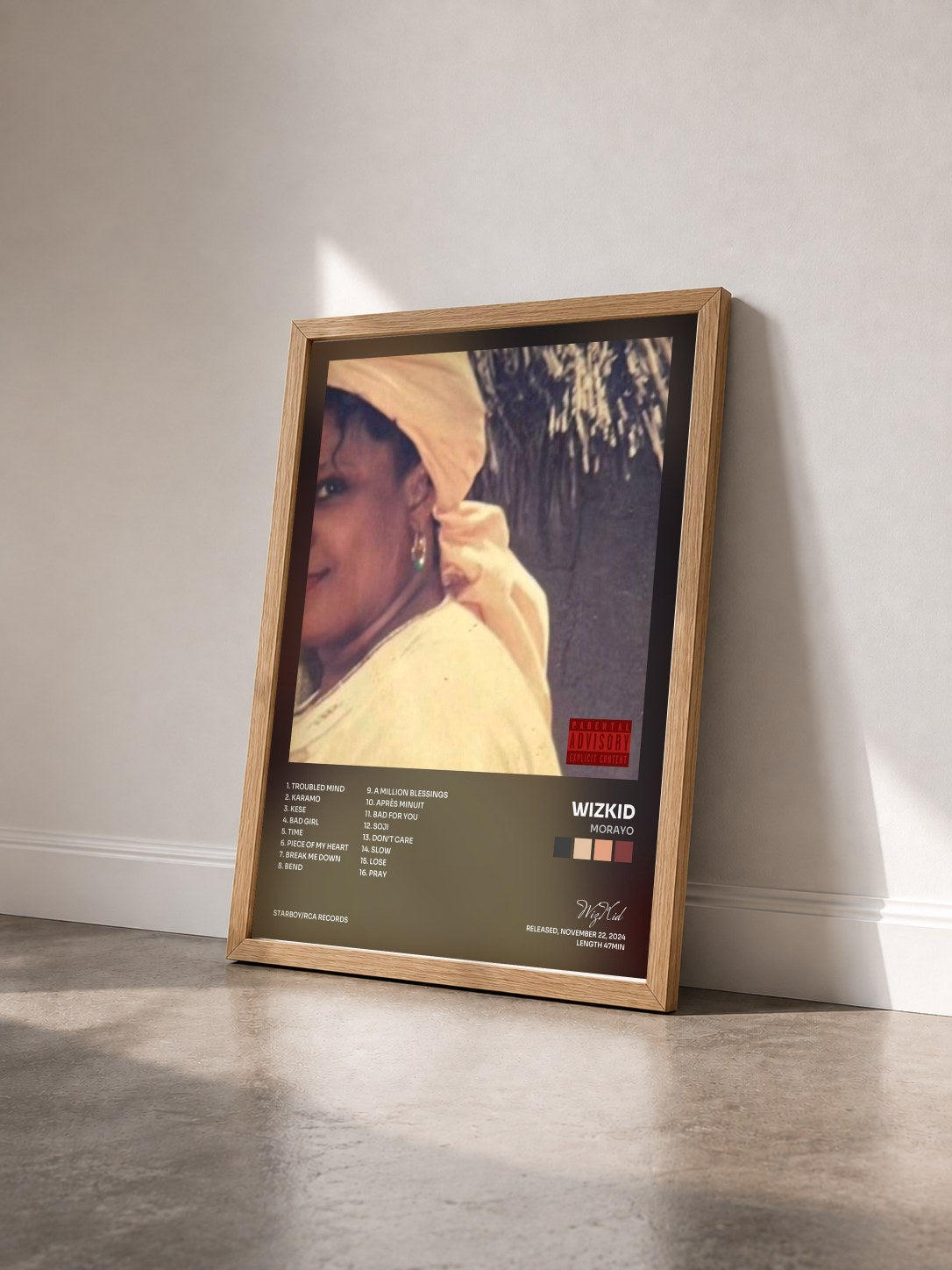 #bois Tableau de l'album Morayo de WizKid vu de trois quarts, cadre en bois brut