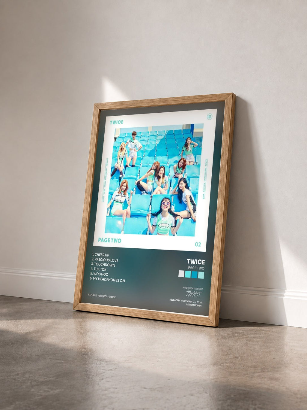 #bois Tableau de l'album PAGE TWO de TWICE vu de trois quarts, cadre en bois brut