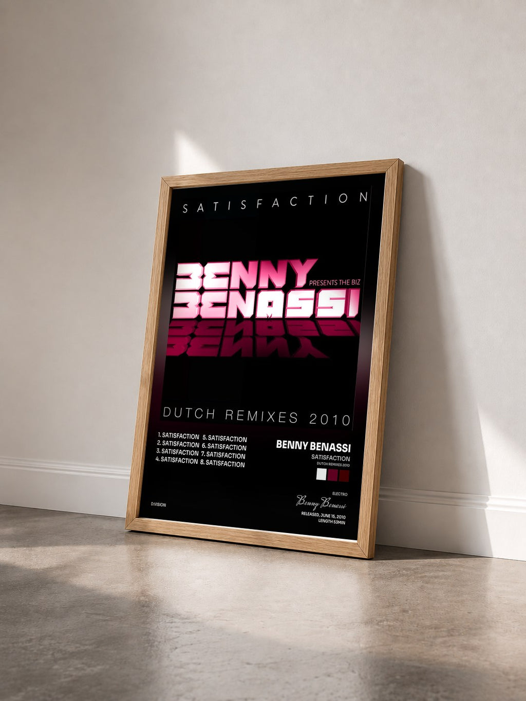 #bois Tableau de l'album Satisfaction (Dutch Remixes 2010) de Benny Benassi vu de trois quarts, cadre en bois brut
