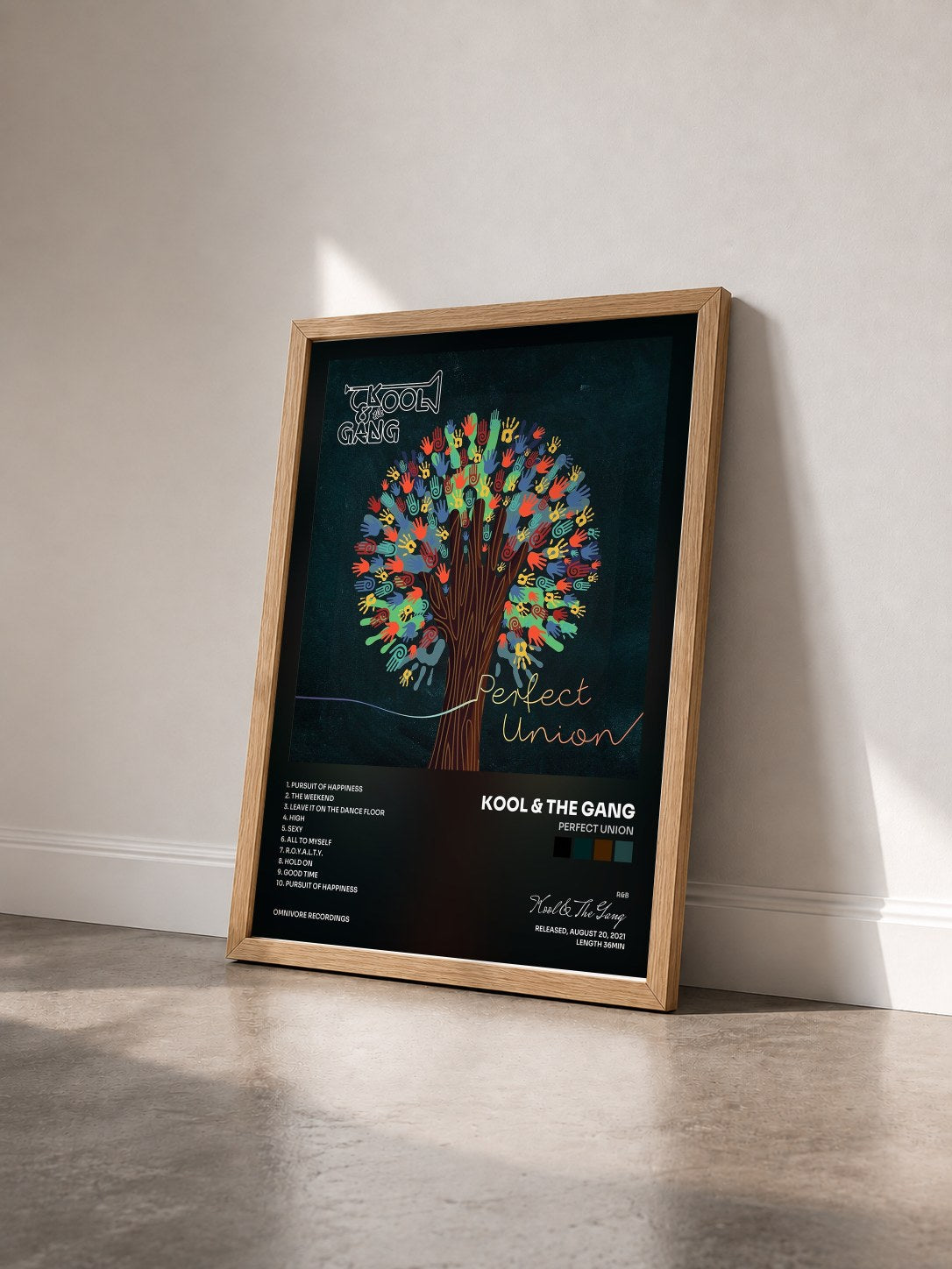 #bois Tableau de l'album Perfect Union de Kool & The Gang vu de trois quarts, cadre en bois brut