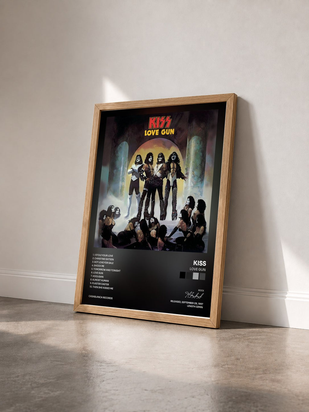 #bois Tableau de l'album Love Gun de KISS vu de trois quarts, cadre en bois brut