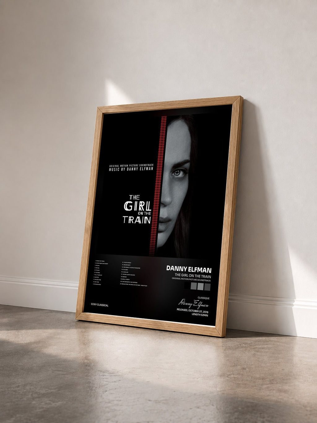 #bois Tableau de l'album The Girl on the Train (Original Motion Picture Soundtrack) de Danny Elfman vu de trois quarts, cadre en bois brut