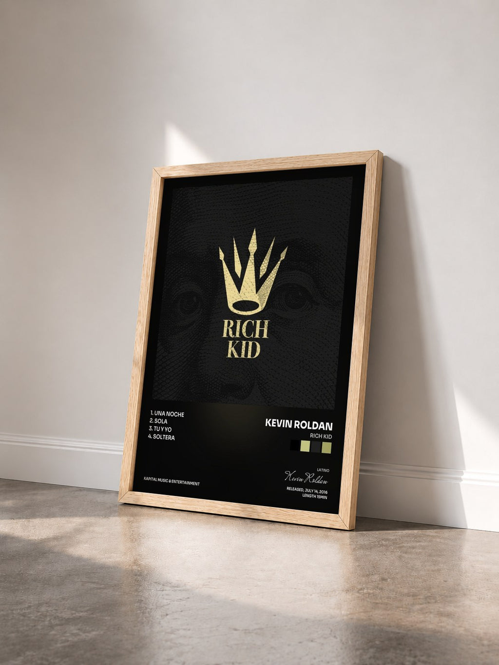 #bois Tableau de l'album Rich Kid de Kevin Roldan vu de trois quarts, cadre en bois brut
