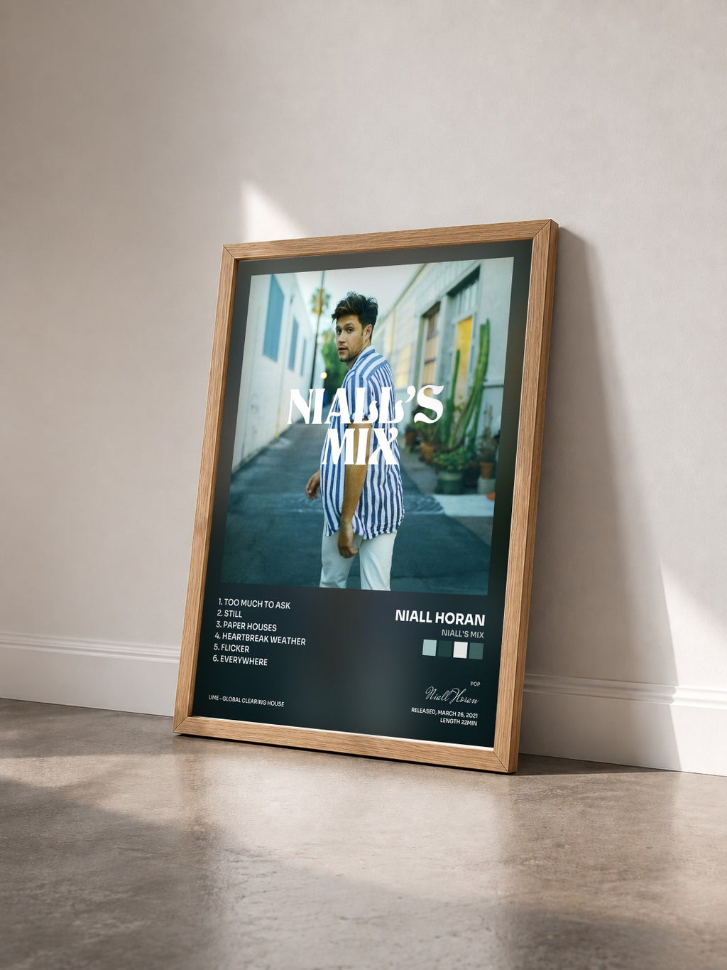 #bois Tableau de l'album Niall's Mix de Niall Horan vu de trois quarts, cadre en bois brut