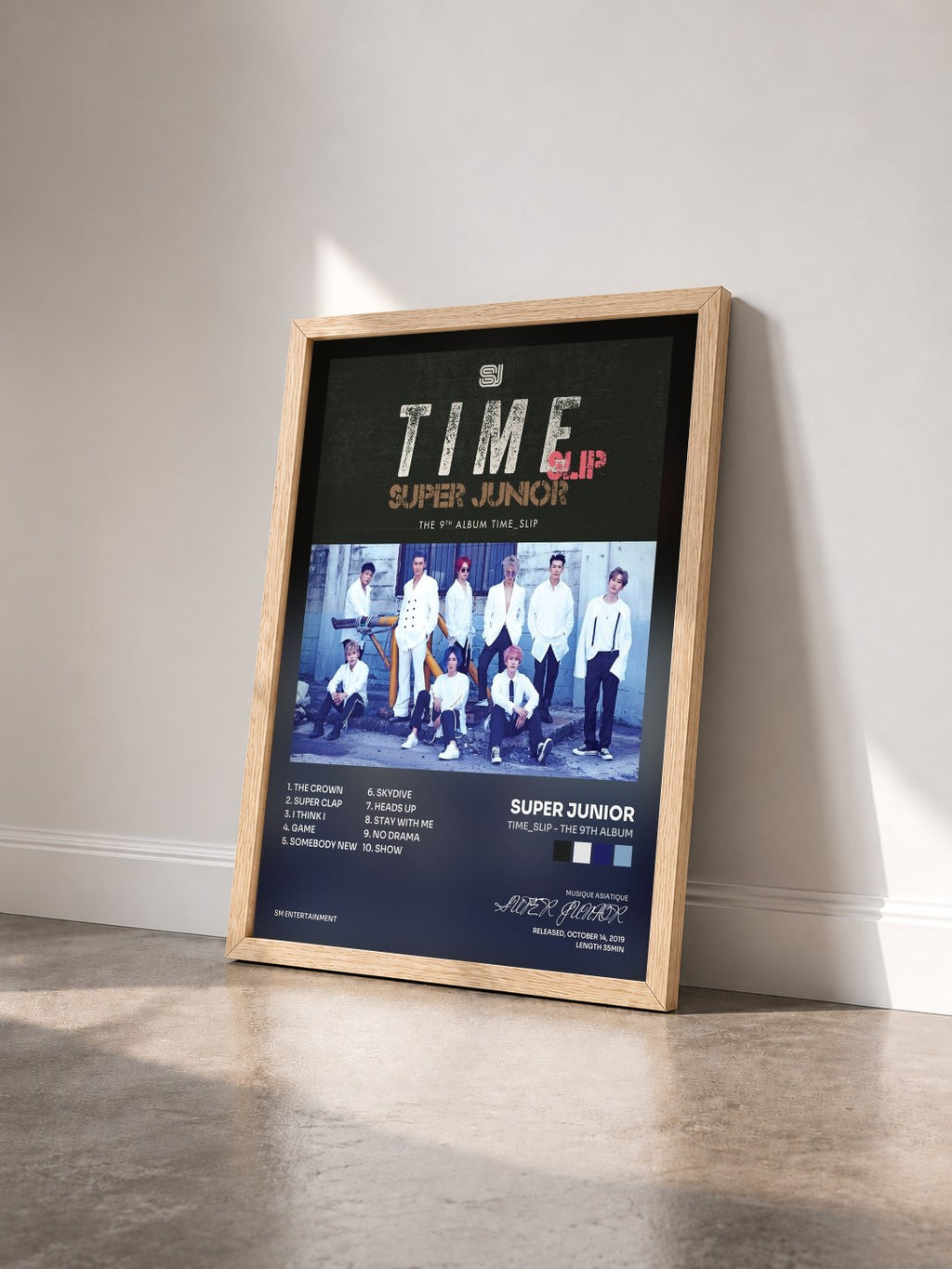 #bois Tableau de l'album Time_Slip - The 9th Album de SUPER JUNIOR vu de trois quarts, cadre en bois brut