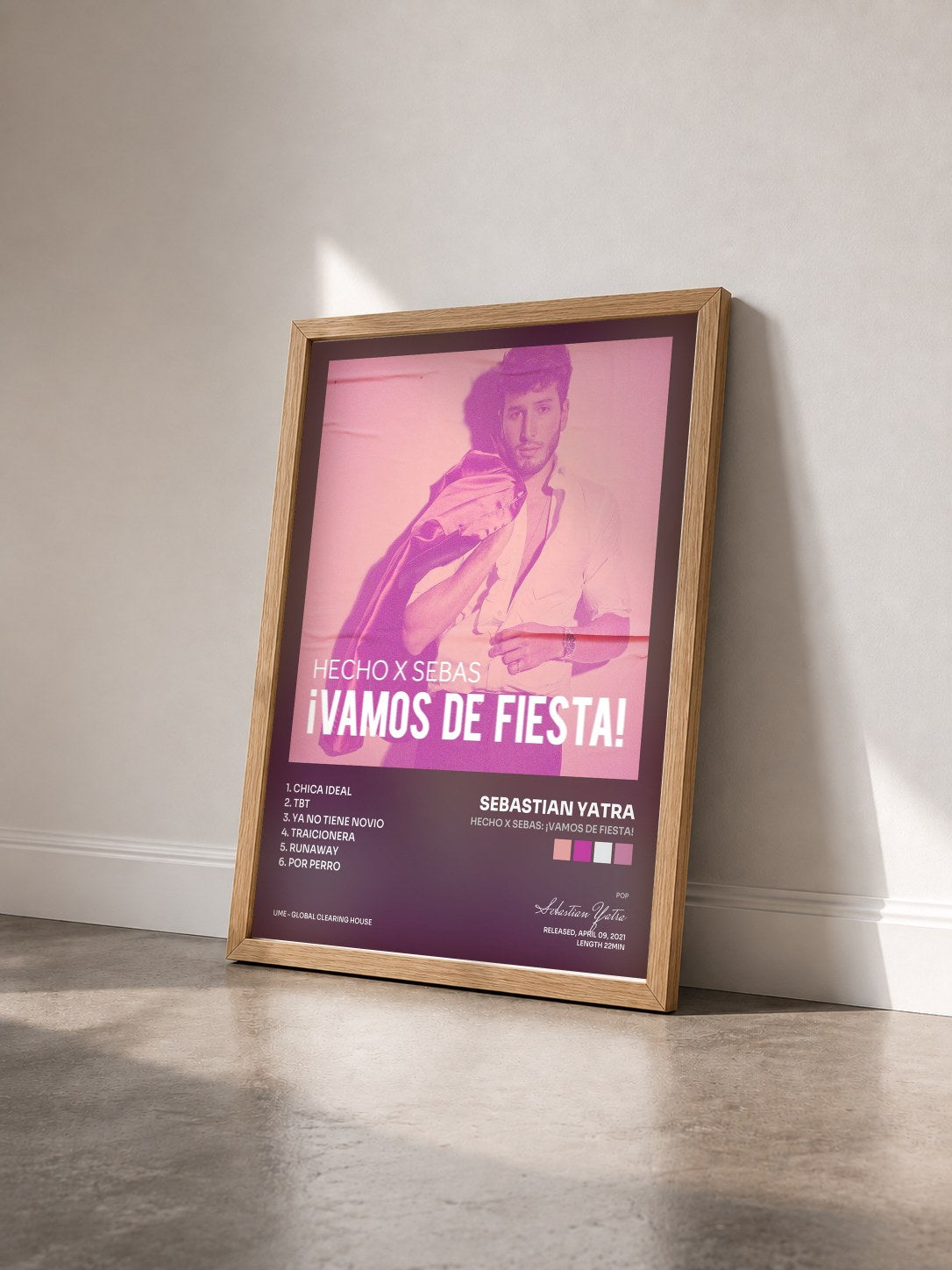 #bois Tableau de l'album Hecho x Sebas: ¡Vamos de Fiesta! de Sebastian Yatra vu de trois quarts, cadre en bois brut