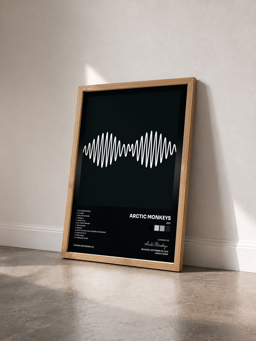 #bois Tableau de l'album AM de Arctic Monkeys vu de trois quarts, cadre en bois brut