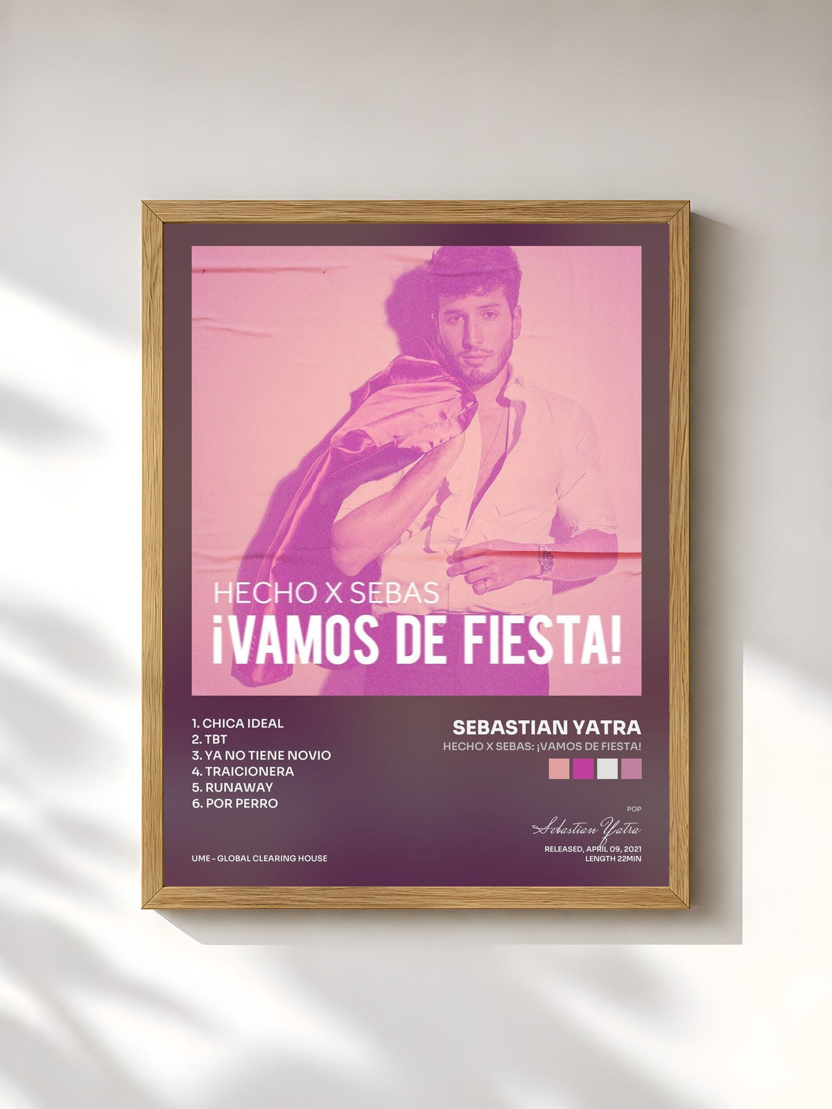 #bois Tableau de l'album Hecho x Sebas: ¡Vamos de Fiesta! de Sebastian Yatra, cadre en bois brut, imprimé et encadré en France