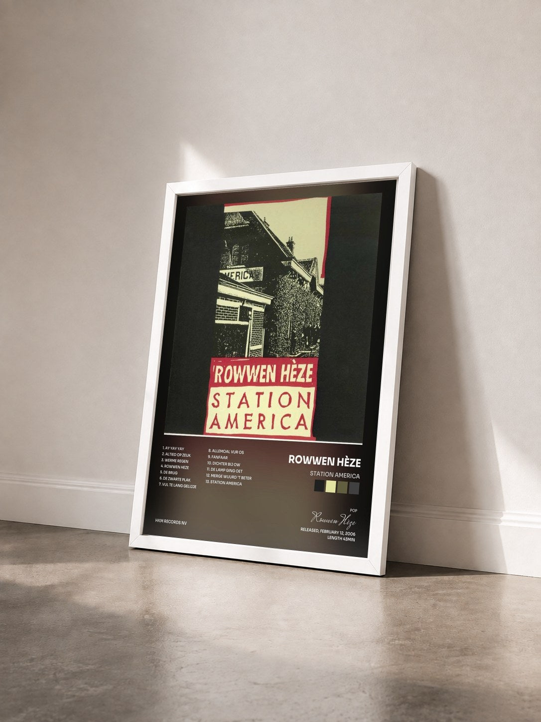 #blanc Tableau de l'album Station America de Rowwen Hèze vu de trois quarts, cadre blanc