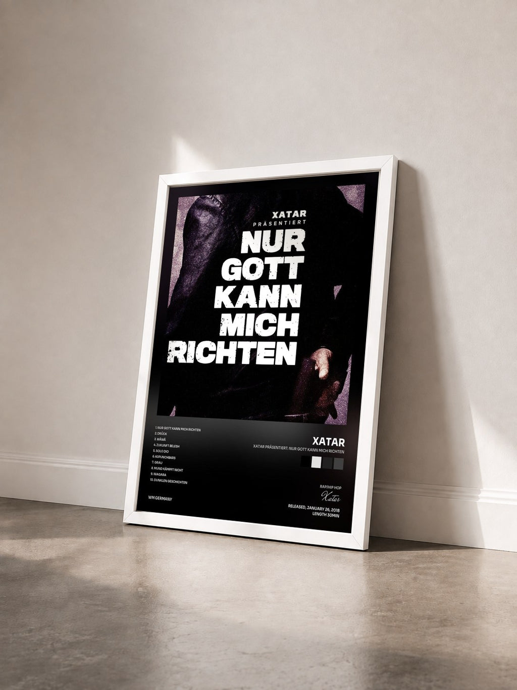 #blanc Tableau de l'album XATAR präsentiert: Nur Gott kann mich richten de Xatar vu de trois quarts, cadre blanc