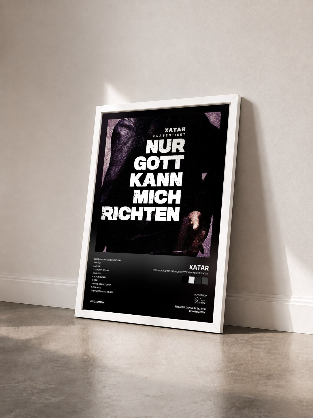 #blanc Tableau de l'album XATAR präsentiert: Nur Gott kann mich richten de Xatar vu de trois quarts, cadre blanc