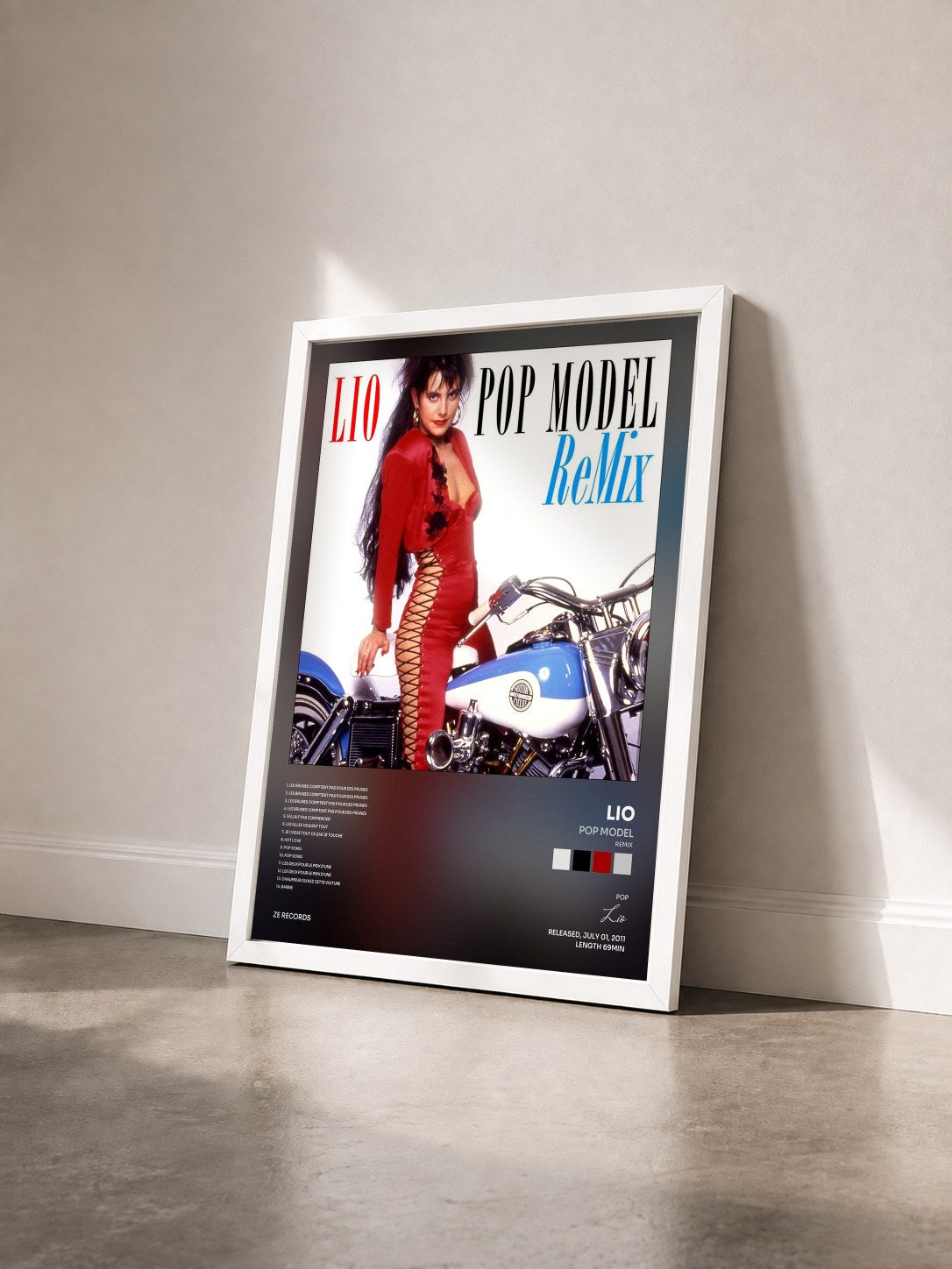 #blanc Tableau de l'album Pop Model (Remix) de Lio vu de trois quarts, cadre blanc