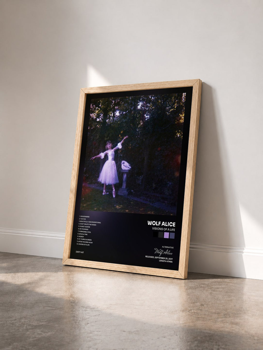 #bois Tableau de l'album Visions Of A Life de Wolf Alice vu de trois quarts, cadre en bois brut