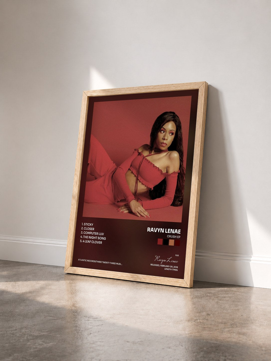 #bois Tableau de l'album Crush EP de Ravyn Lenae vu de trois quarts, cadre en bois brut