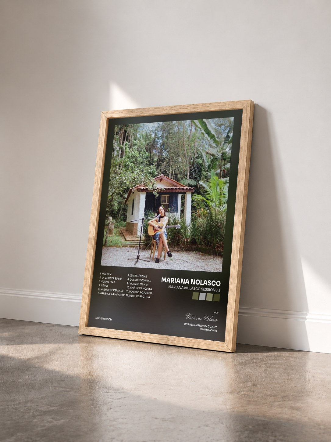 #bois Tableau de l'album Mariana Nolasco Sessions 3 de Mariana Nolasco vu de trois quarts, cadre en bois brut