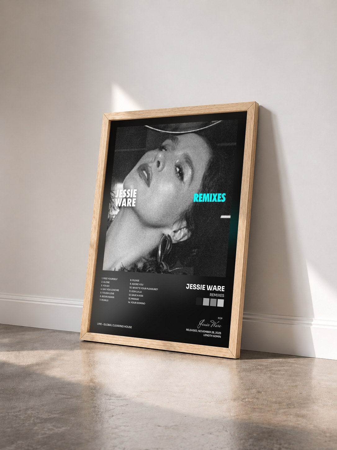 #bois Tableau de l'album Remixes de Jessie Ware vu de trois quarts, cadre en bois brut