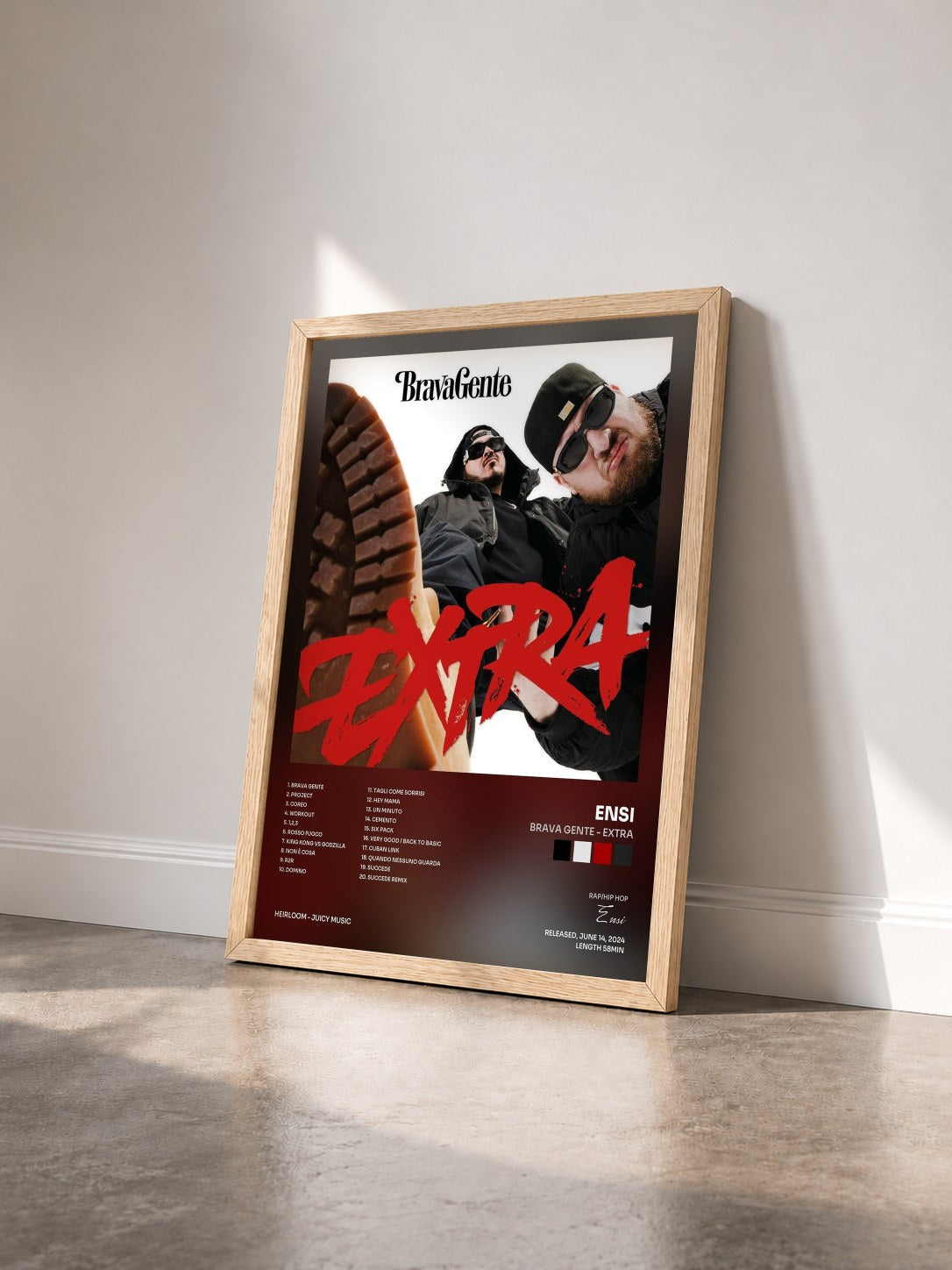#bois Tableau de l'album BRAVA GENTE - EXTRA de Ensi vu de trois quarts, cadre en bois brut