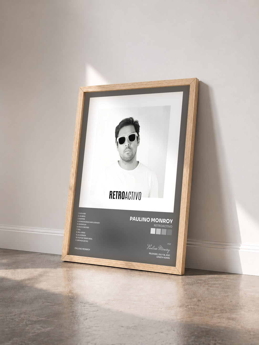 #bois Tableau de l'album Retroactivo de Paulino Monroy vu de trois quarts, cadre en bois brut