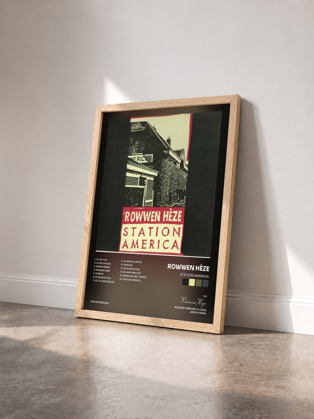 #bois Tableau de l'album Station America de Rowwen Hèze vu de trois quarts, cadre en bois brut
