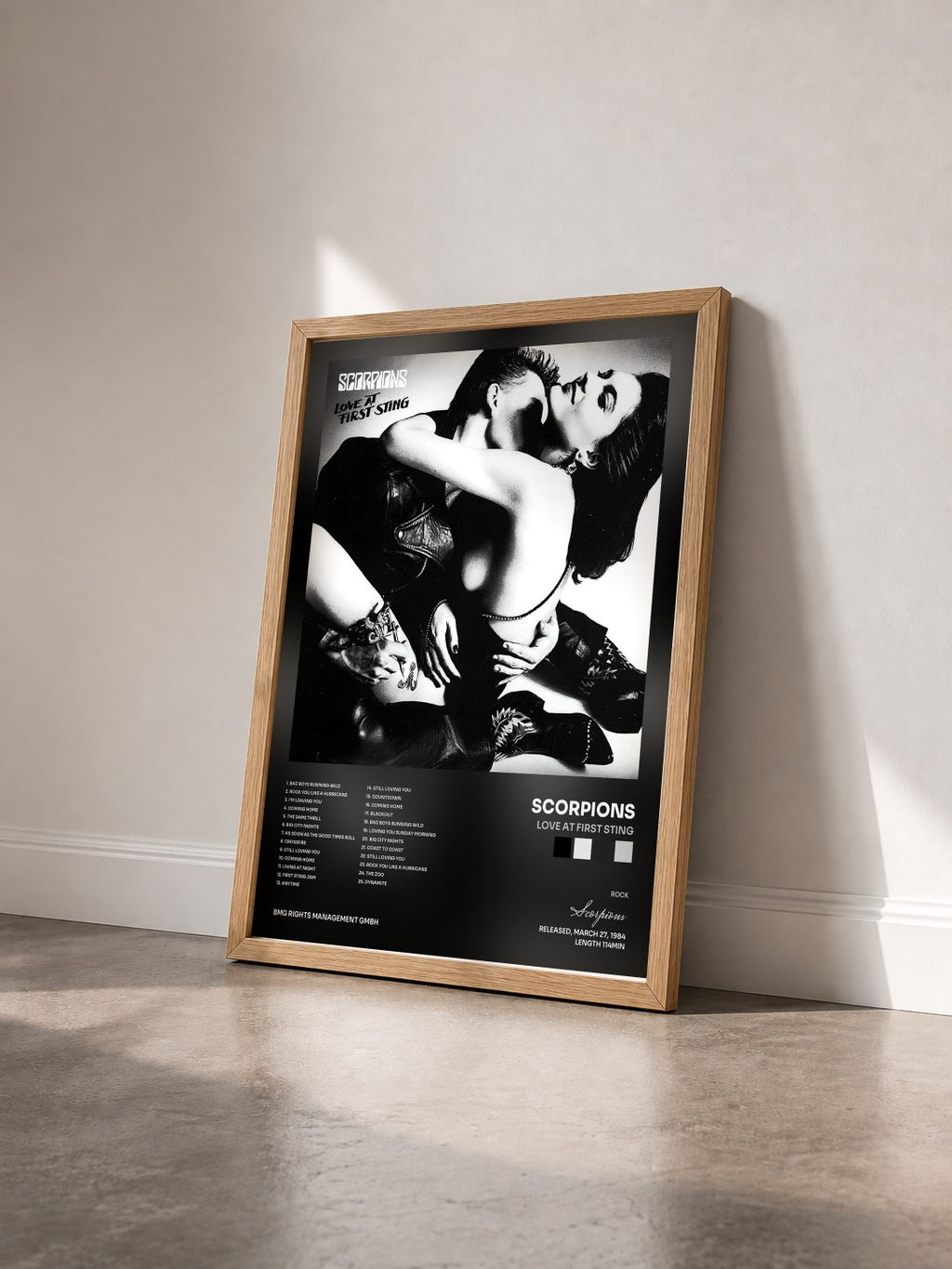 #bois Tableau de l'album Love At First Sting de Scorpions vu de trois quarts, cadre en bois brut