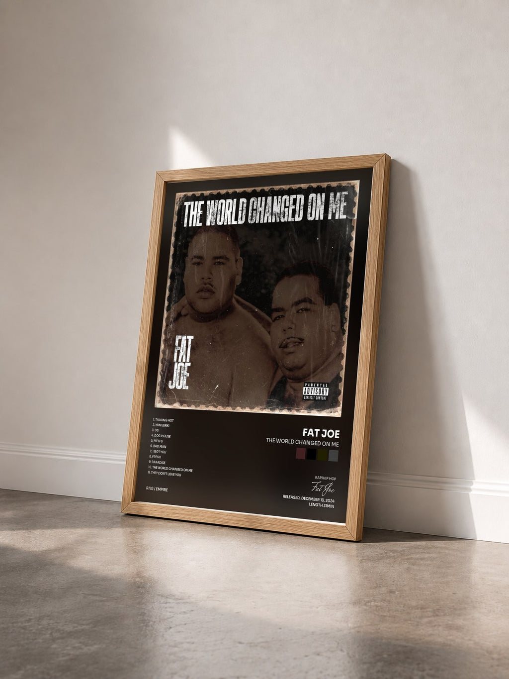 #bois Tableau de l'album The World Changed On Me de Fat Joe vu de trois quarts, cadre en bois brut