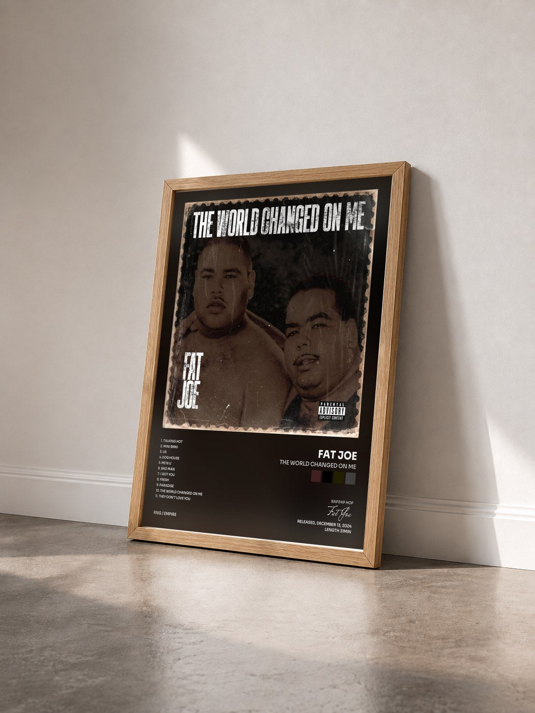 #bois Tableau de l'album The World Changed On Me de Fat Joe vu de trois quarts, cadre en bois brut