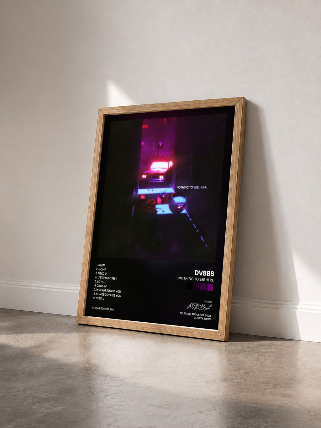 #bois Tableau de l'album Nothing To See Here de DVBBS vu de trois quarts, cadre en bois brut