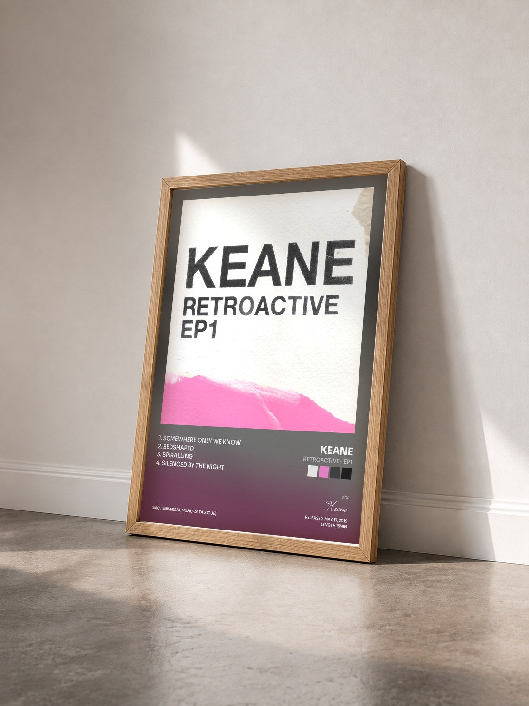 #bois Tableau de l'album Retroactive - EP1 de Keane vu de trois quarts, cadre en bois brut