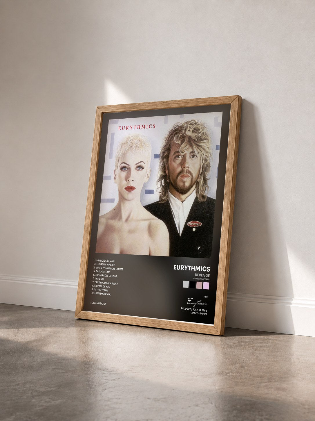 #bois Tableau de l'album Revenge (2018 Remastered) de Eurythmics vu de trois quarts, cadre en bois brut