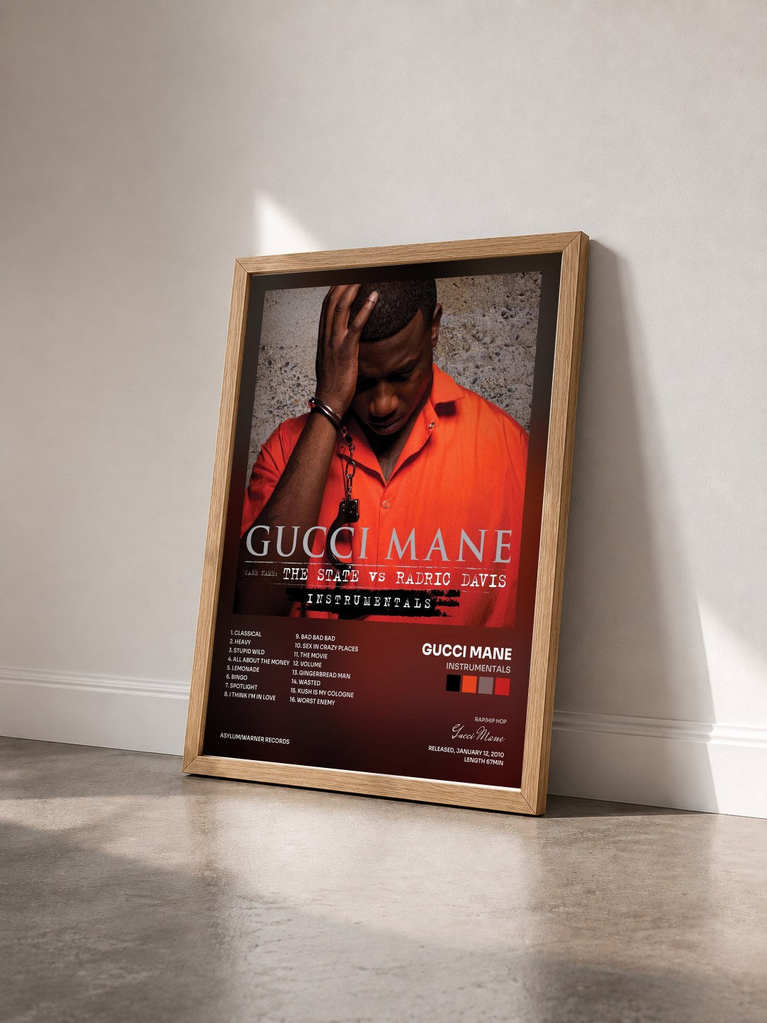 #bois Tableau de l'album Instrumentals de Gucci Mane vu de trois quarts, cadre en bois brut