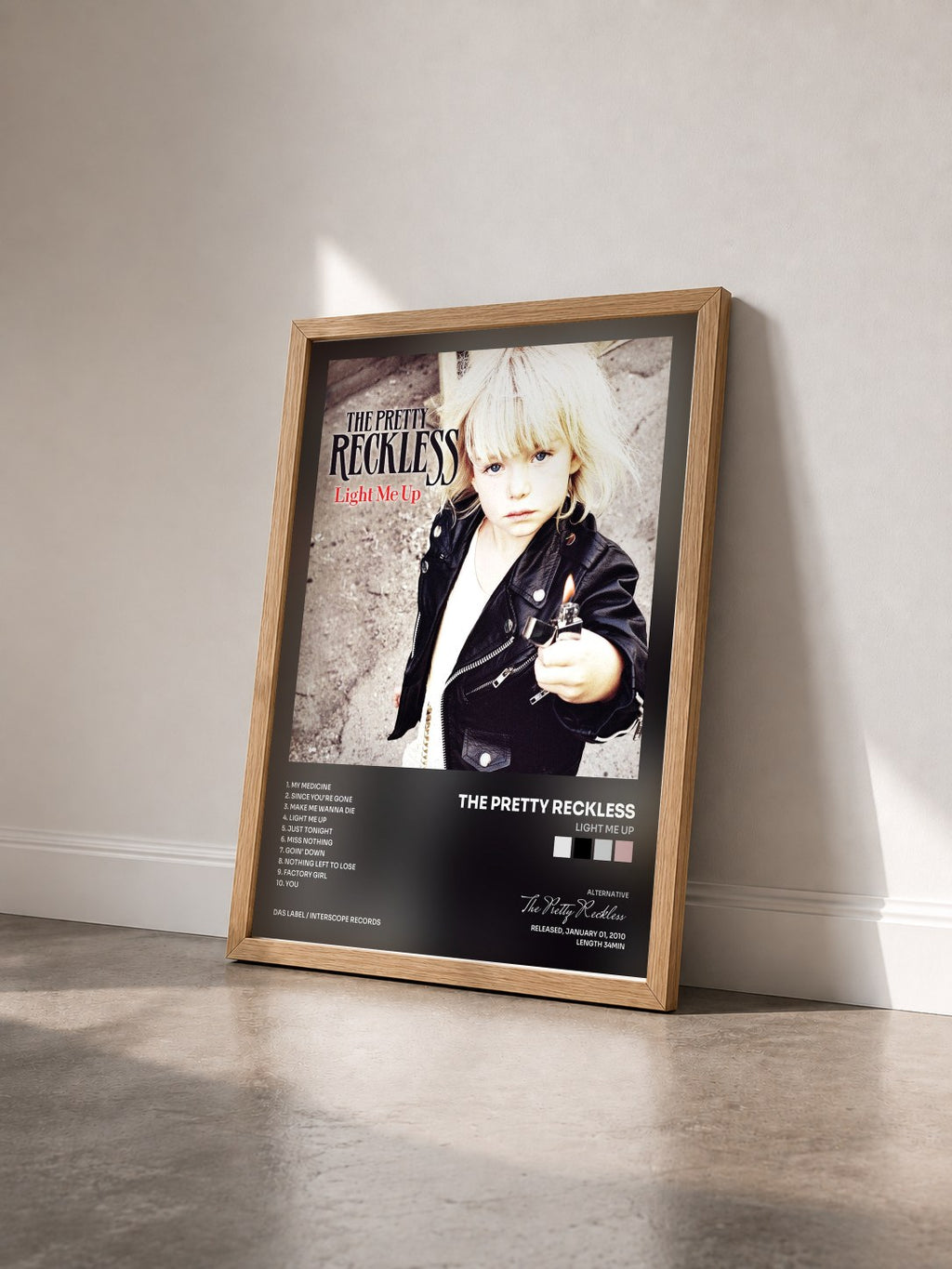 #bois Tableau de l'album Light Me Up de The Pretty Reckless vu de trois quarts, cadre en bois brut