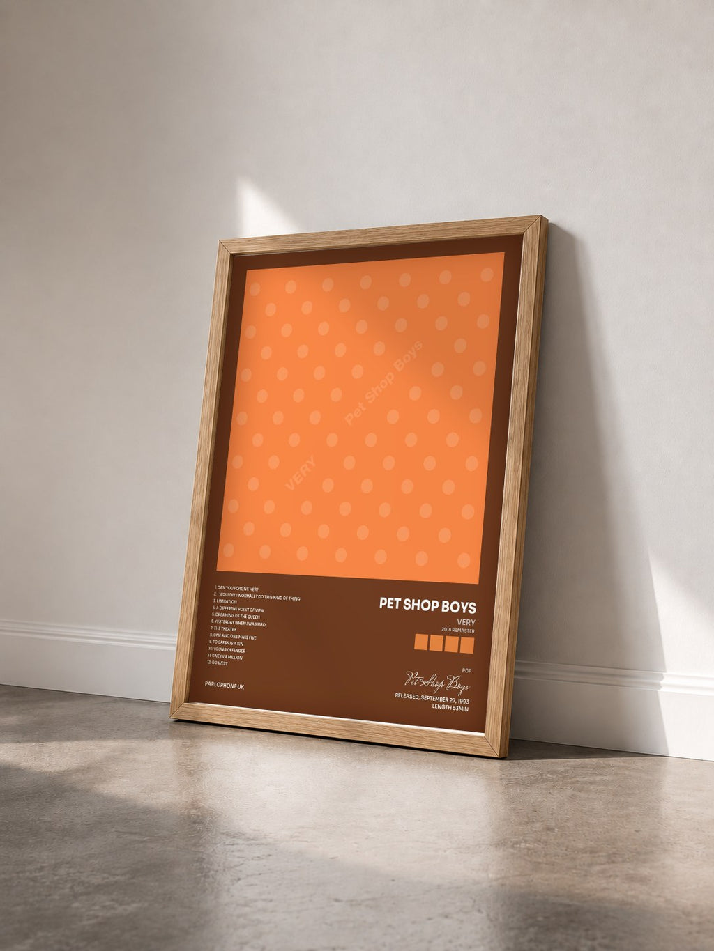 #bois Tableau de l'album Very (2018 Remaster) de Pet Shop Boys vu de trois quarts, cadre en bois brut