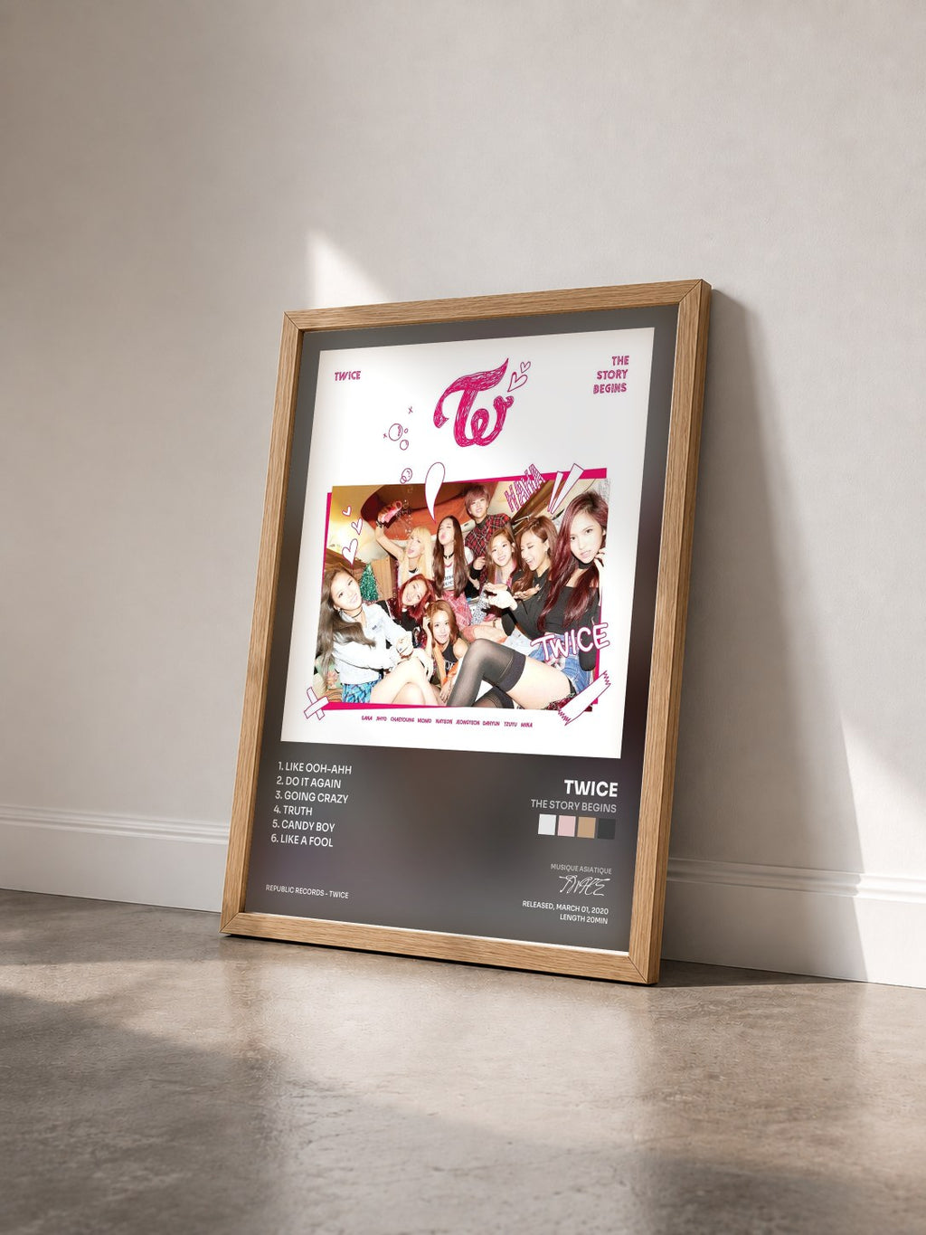 #bois Tableau de l'album The Story Begins de TWICE vu de trois quarts, cadre en bois brut