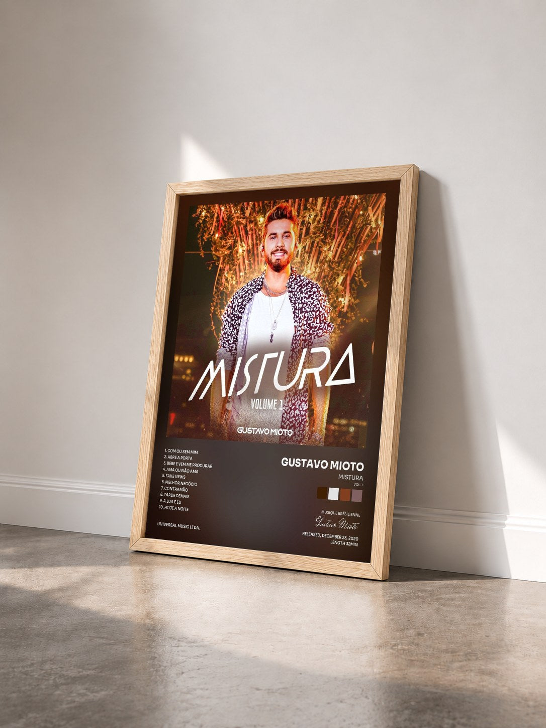 #bois Tableau de l'album Mistura (Vol. 1) de Gustavo Mioto vu de trois quarts, cadre en bois brut