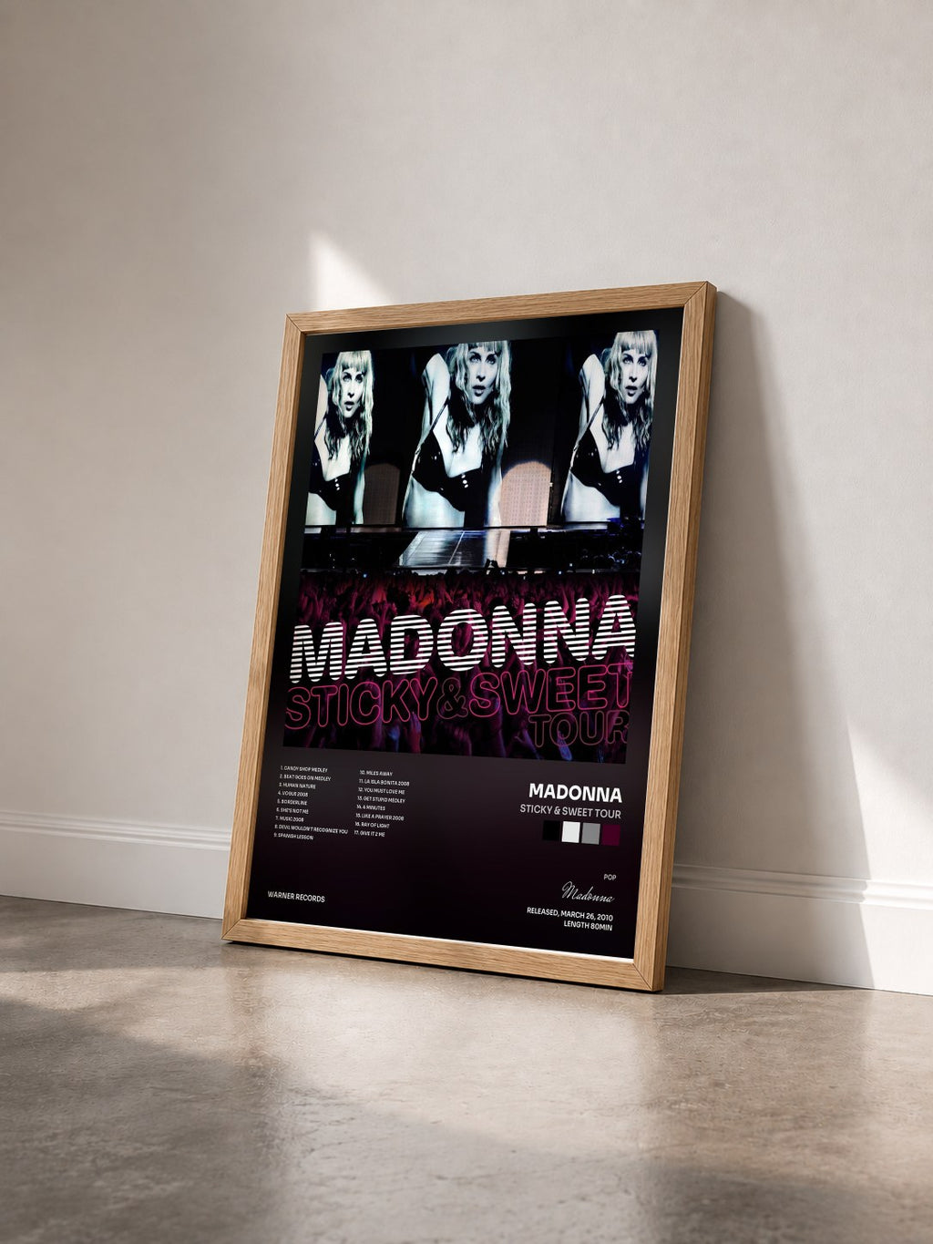 #bois Tableau de l'album Sticky & Sweet Tour de Madonna vu de trois quarts, cadre en bois brut