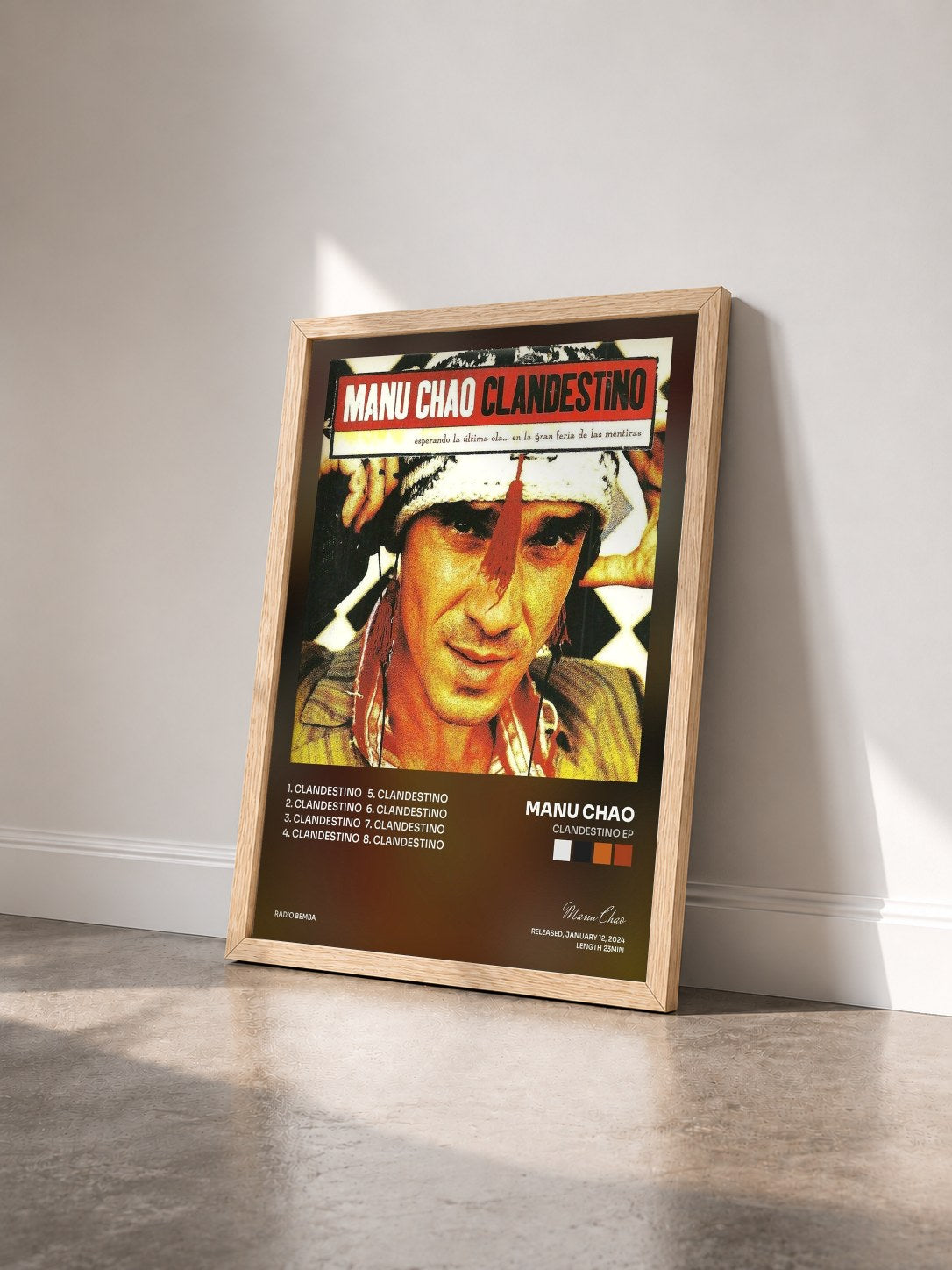 #bois Tableau de l'album Clandestino EP de Manu Chao vu de trois quarts, cadre en bois brut