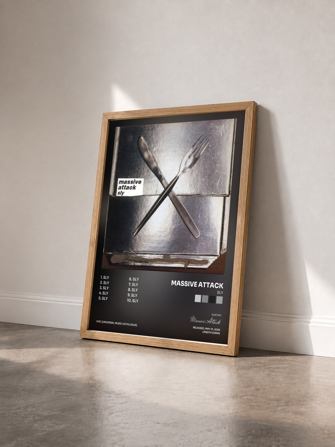 #bois Tableau de l'album Sly de Massive Attack vu de trois quarts, cadre en bois brut