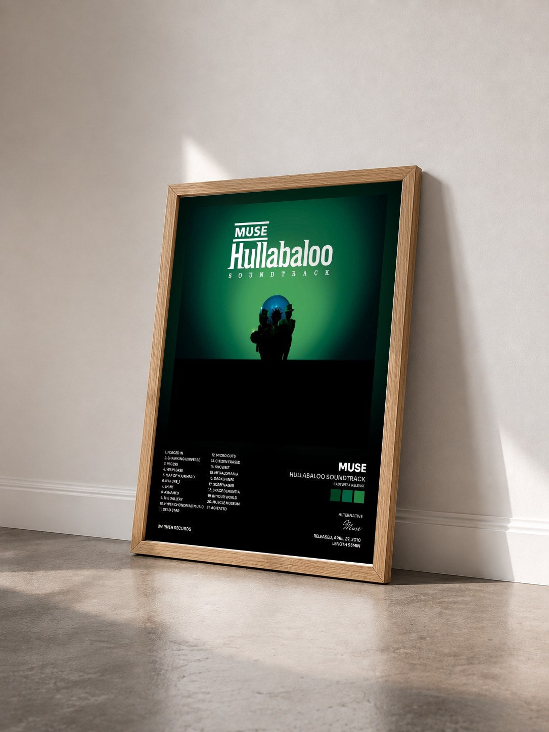 #bois Tableau de l'album Hullabaloo Soundtrack (Eastwest Release) de Muse vu de trois quarts, cadre en bois brut